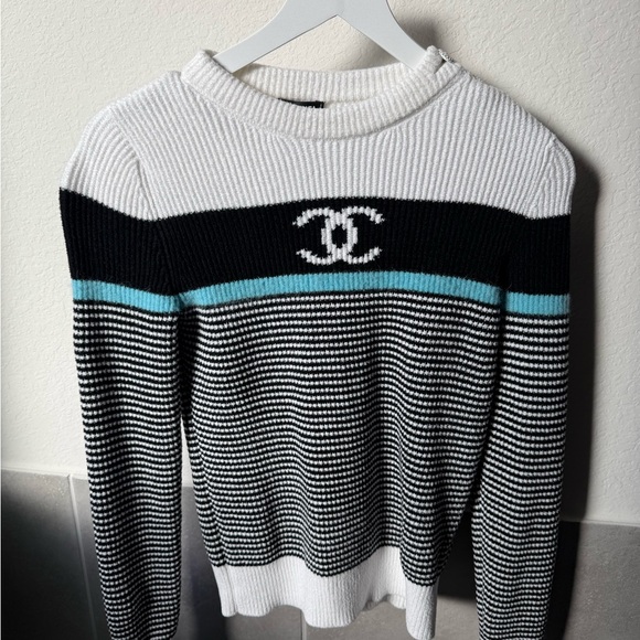 NWT AUTH CHANEL 22B CC Logo Pullover Sweater size 36 - Picture 8 of 9